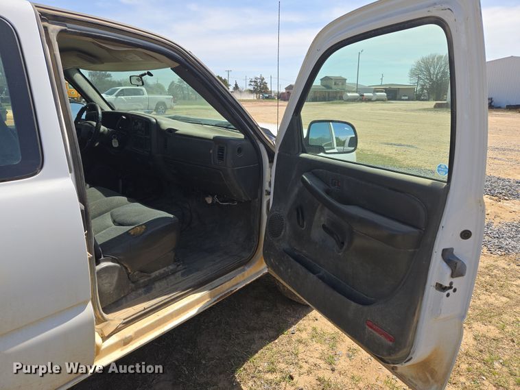 image for item DW8626 2005 Chevrolet Silverado 2500HD Ext. Cab pickup truck