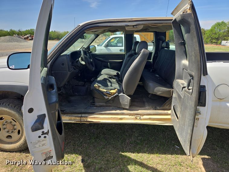 image for item DW8626 2005 Chevrolet Silverado 2500HD Ext. Cab pickup truck