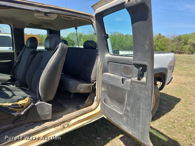 image for item DW8626 2005 Chevrolet Silverado 2500HD Ext. Cab pickup truck