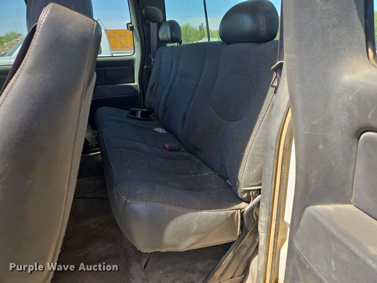 image for item DW8626 2005 Chevrolet Silverado 2500HD Ext. Cab pickup truck