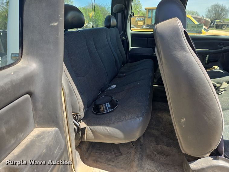 image for item DW8626 2005 Chevrolet Silverado 2500HD Ext. Cab pickup truck