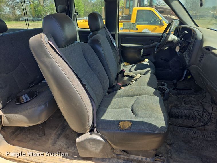 image for item DW8626 2005 Chevrolet Silverado 2500HD Ext. Cab pickup truck