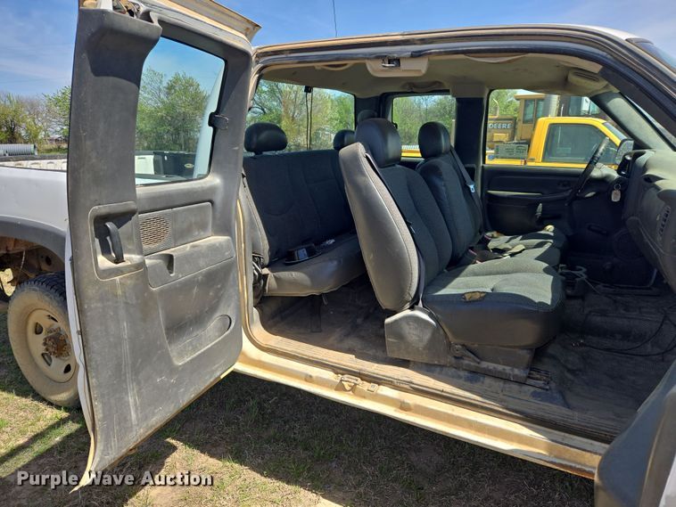 image for item DW8626 2005 Chevrolet Silverado 2500HD Ext. Cab pickup truck