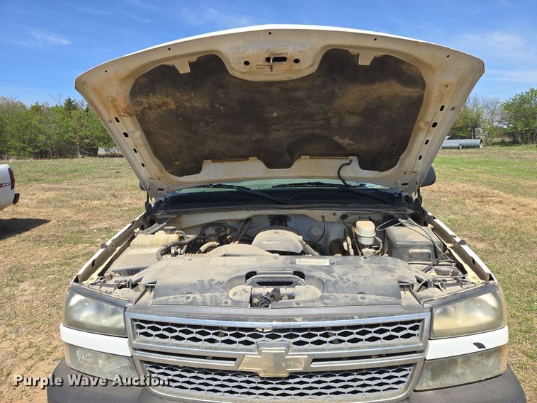 image for item DW8626 2005 Chevrolet Silverado 2500HD Ext. Cab pickup truck