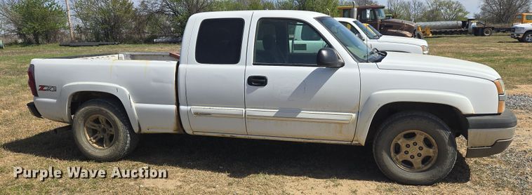 image for item DW8627 2004 Chevrolet Silverado 1500 Ext. Cab pickup truck
