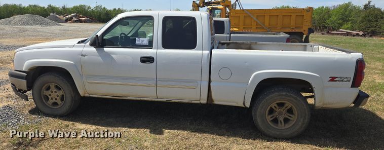 image for item DW8627 2004 Chevrolet Silverado 1500 Ext. Cab pickup truck