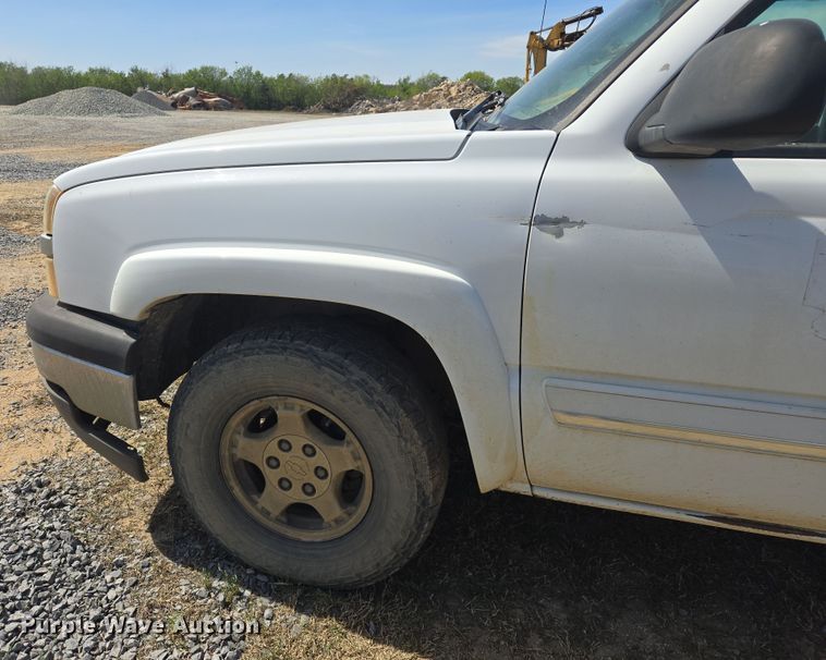 image for item DW8627 2004 Chevrolet Silverado 1500 Ext. Cab pickup truck