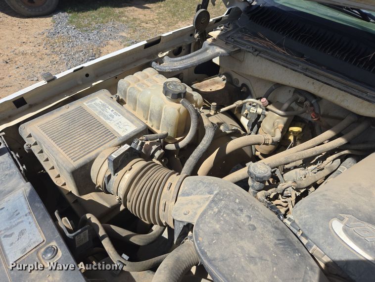 image for item DW8627 2004 Chevrolet Silverado 1500 Ext. Cab pickup truck