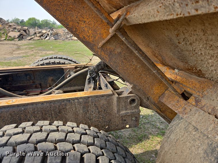 image for item DW8628 1997 International 4900 dump truck