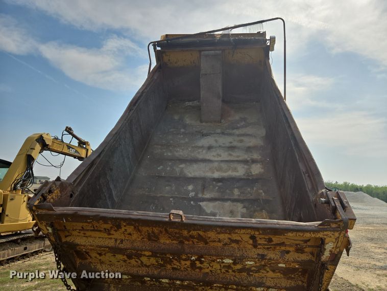 image for item DW8628 1997 International 4900 dump truck