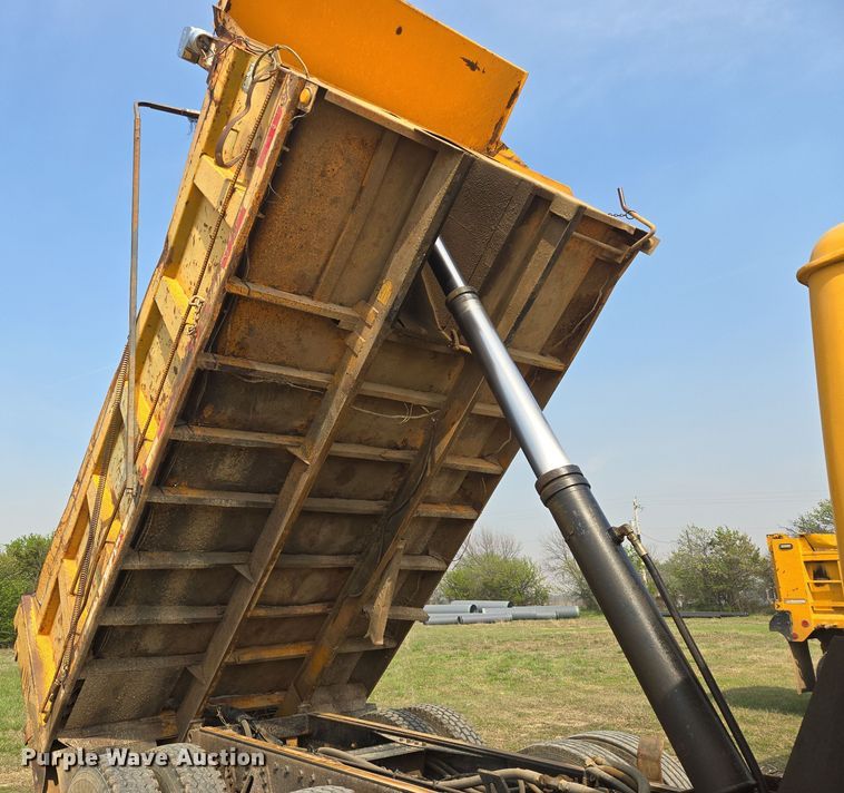 image for item DW8628 1997 International 4900 dump truck