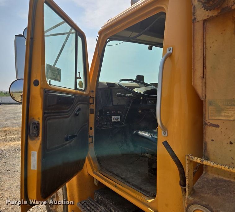 image for item DW8628 1997 International 4900 dump truck