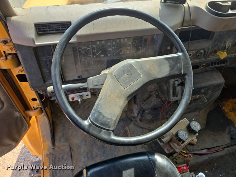 image for item DW8628 1997 International 4900 dump truck