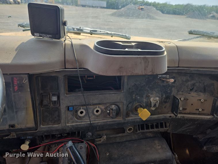 image for item DW8628 1997 International 4900 dump truck