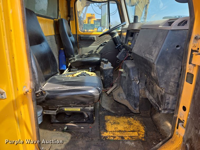 image for item DW8628 1997 International 4900 dump truck