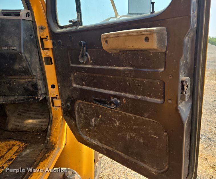 image for item DW8628 1997 International 4900 dump truck