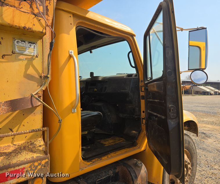image for item DW8628 1997 International 4900 dump truck