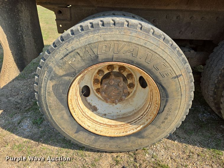 image for item DW8628 1997 International 4900 dump truck