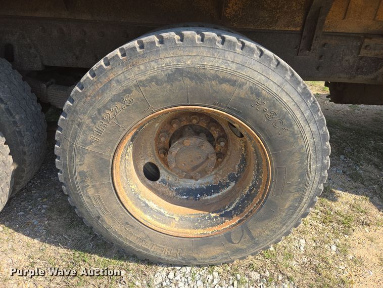 image for item DW8628 1997 International 4900 dump truck