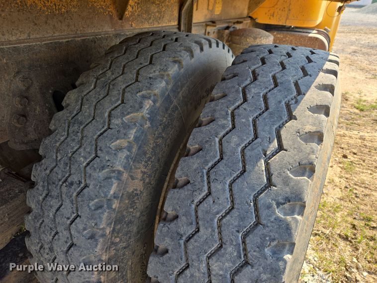 image for item DW8628 1997 International 4900 dump truck