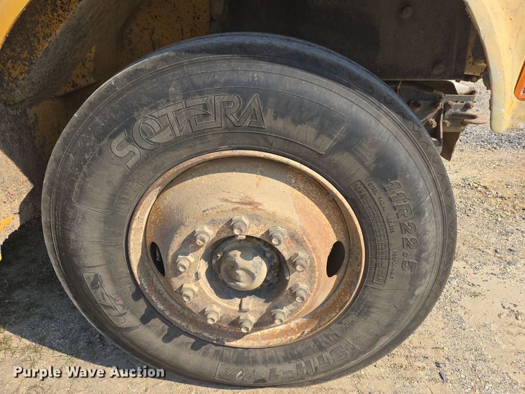 image for item DW8628 1997 International 4900 dump truck