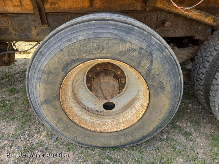 image for item DW8628 1997 International 4900 dump truck