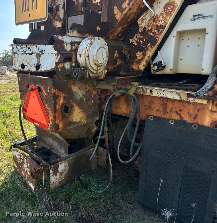 image for item DW8629 1995 International 4900 dump truck