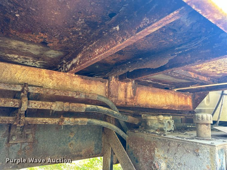 image for item DW8629 1995 International 4900 dump truck