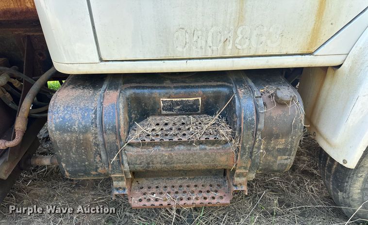 image for item DW8629 1995 International 4900 dump truck