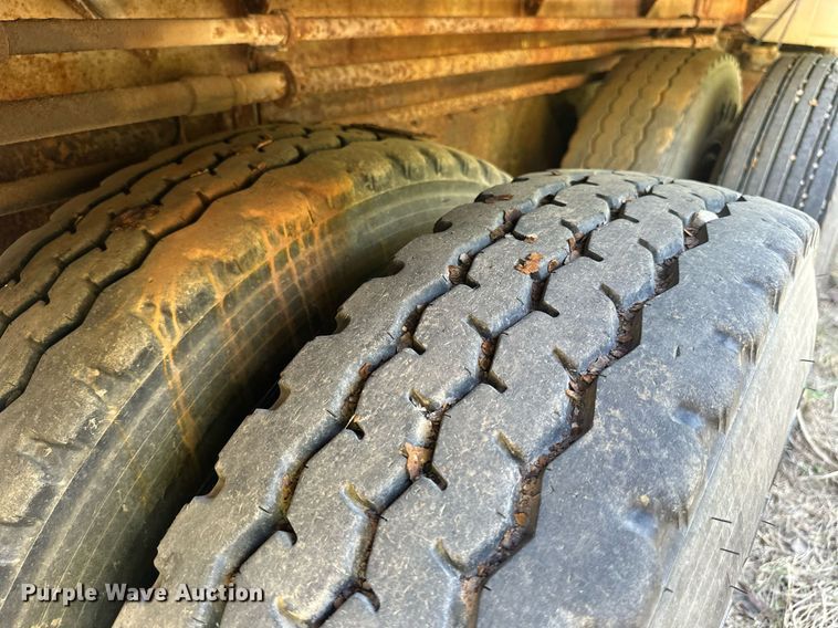 image for item DW8629 1995 International 4900 dump truck