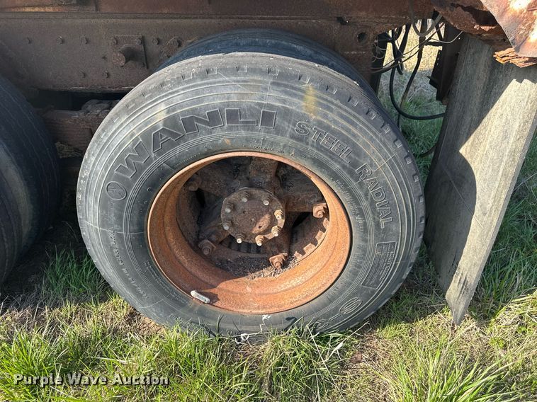 image for item DW8629 1995 International 4900 dump truck