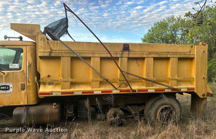 image for item DW8630 1992 International 4900 dump truck