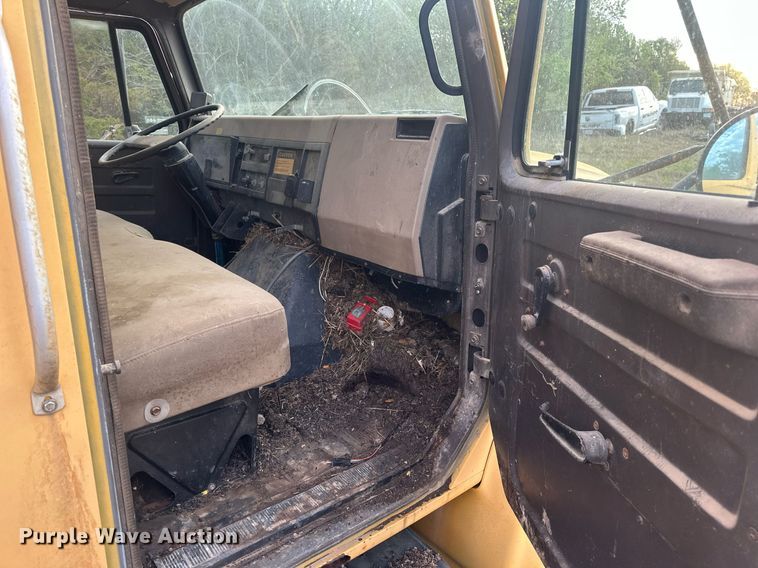 image for item DW8630 1992 International 4900 dump truck