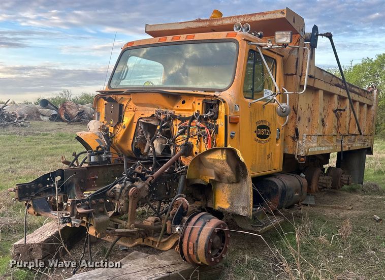 image for item DW8631 1996 International 4900 dump truck