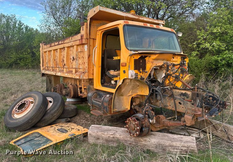 image for item DW8631 1996 International 4900 dump truck