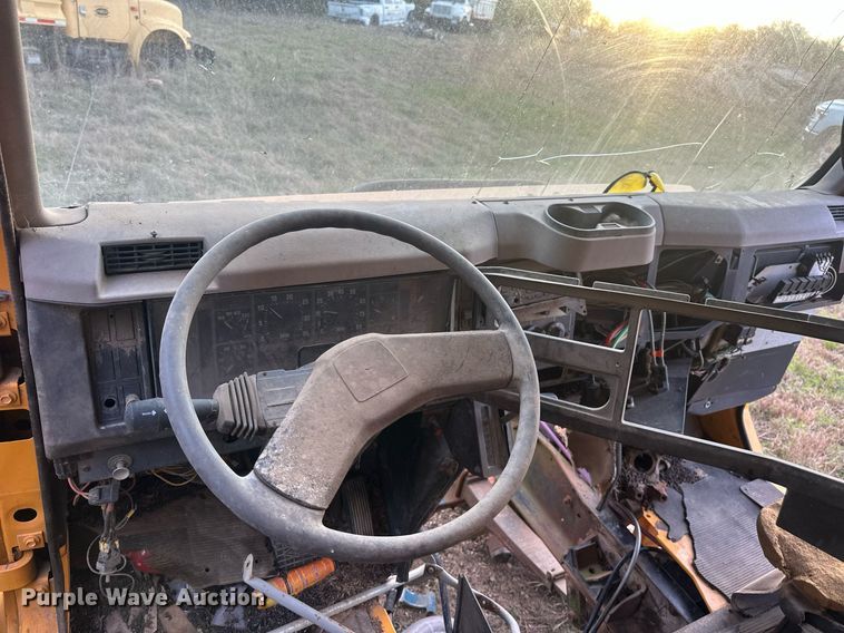 image for item DW8631 1996 International 4900 dump truck