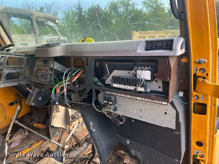 image for item DW8631 1996 International 4900 dump truck