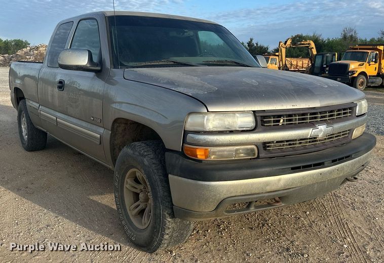 image for item DW8633 2000 Chevrolet Silverado 1500 Ext. Cab pickup truck