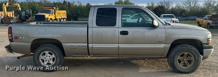 image for item DW8633 2000 Chevrolet Silverado 1500 Ext. Cab pickup truck