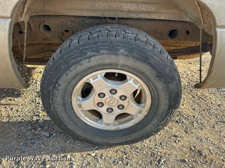 image for item DW8633 2000 Chevrolet Silverado 1500 Ext. Cab pickup truck