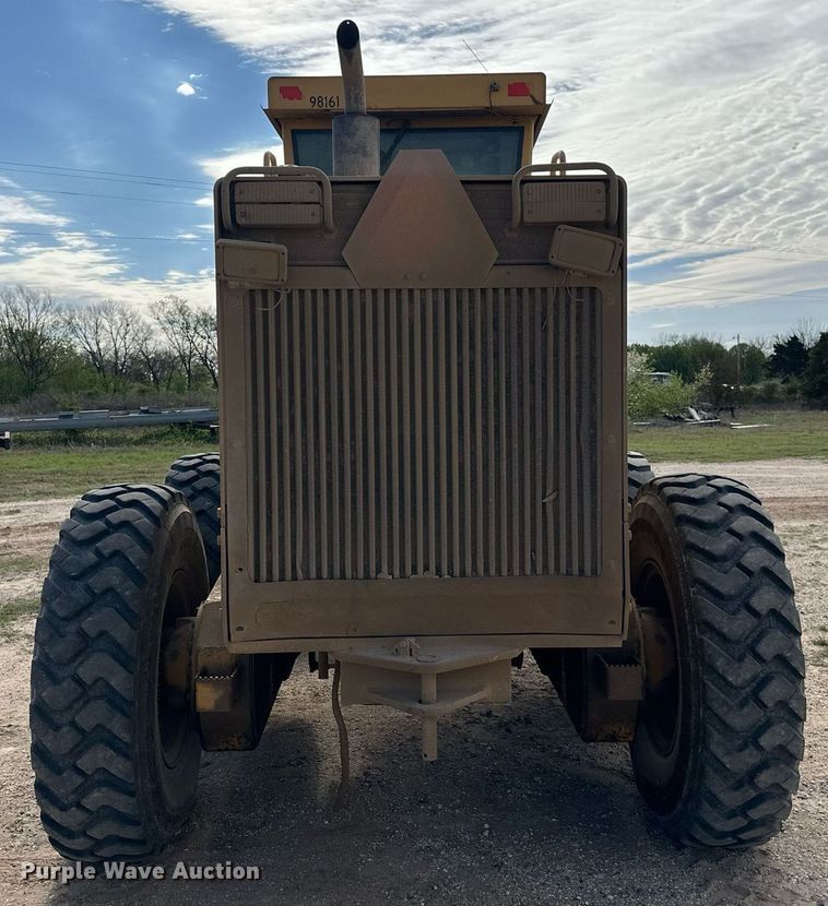 image for item DW8637 1998 John Deere 670C motor grader