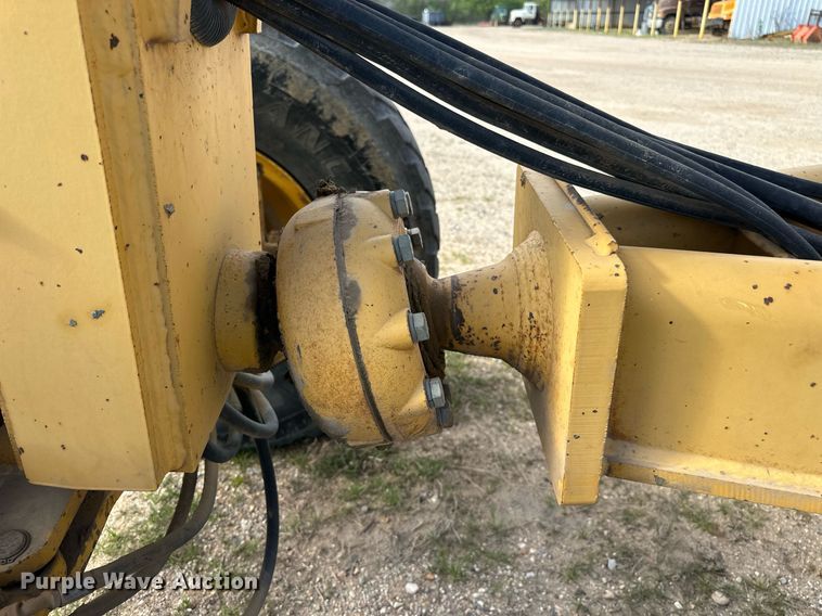 image for item DW8637 1998 John Deere 670C motor grader