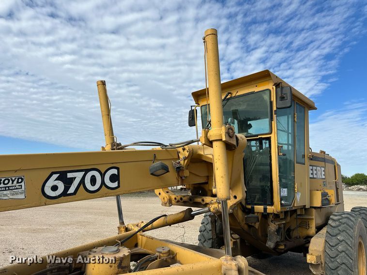 image for item DW8637 1998 John Deere 670C motor grader