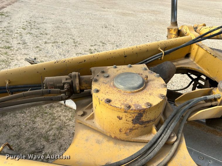 image for item DW8637 1998 John Deere 670C motor grader