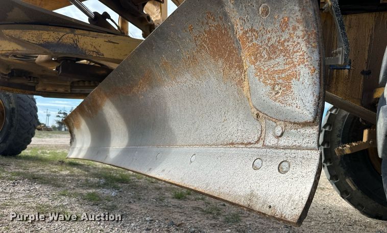 image for item DW8637 1998 John Deere 670C motor grader