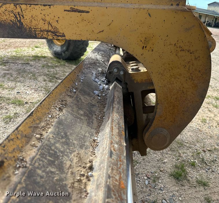 image for item DW8637 1998 John Deere 670C motor grader