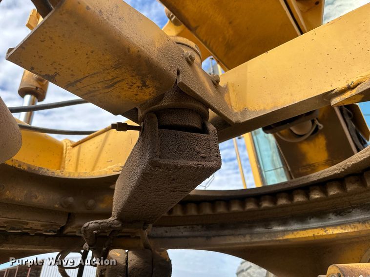 image for item DW8637 1998 John Deere 670C motor grader