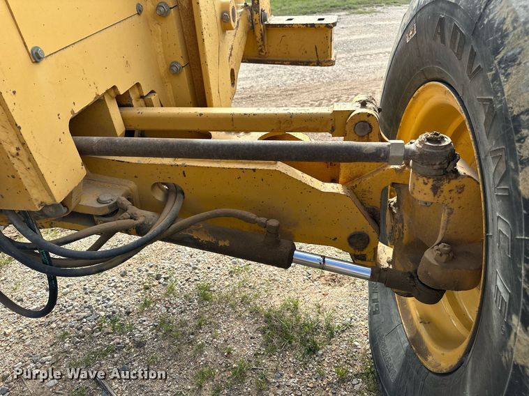 image for item DW8637 1998 John Deere 670C motor grader