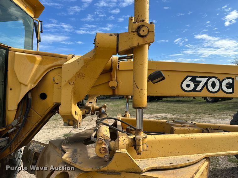 image for item DW8637 1998 John Deere 670C motor grader