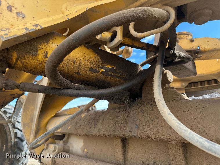 image for item DW8637 1998 John Deere 670C motor grader